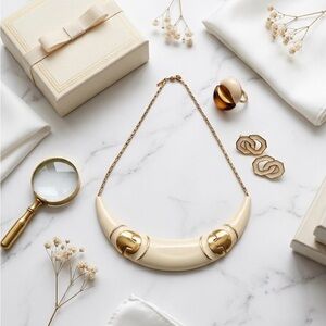 Monet vintage Women’s necklace white and gold